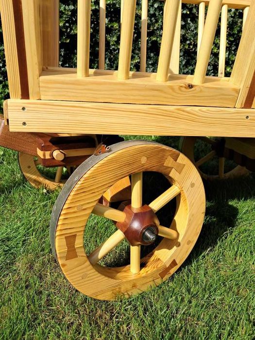 Drewniany wózek ogrodowy – dekoracja ogrodu, restauracji, studia foto