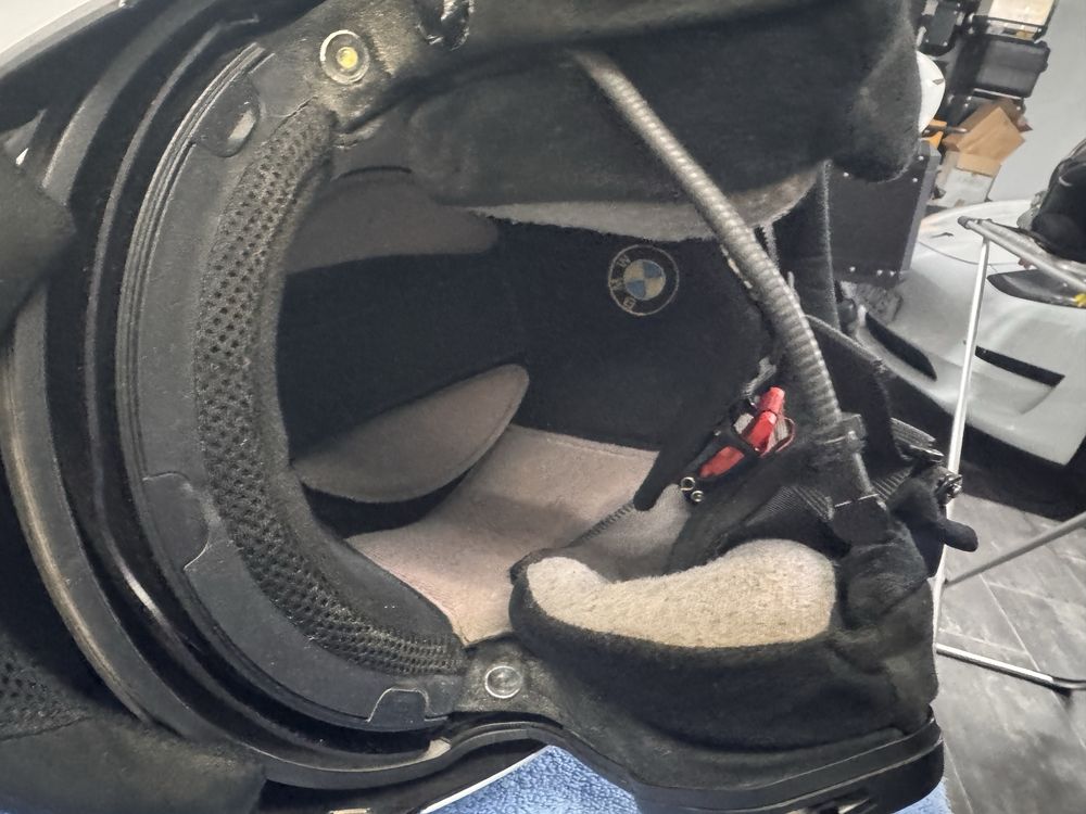 3 capacetes bmw com bastante uso