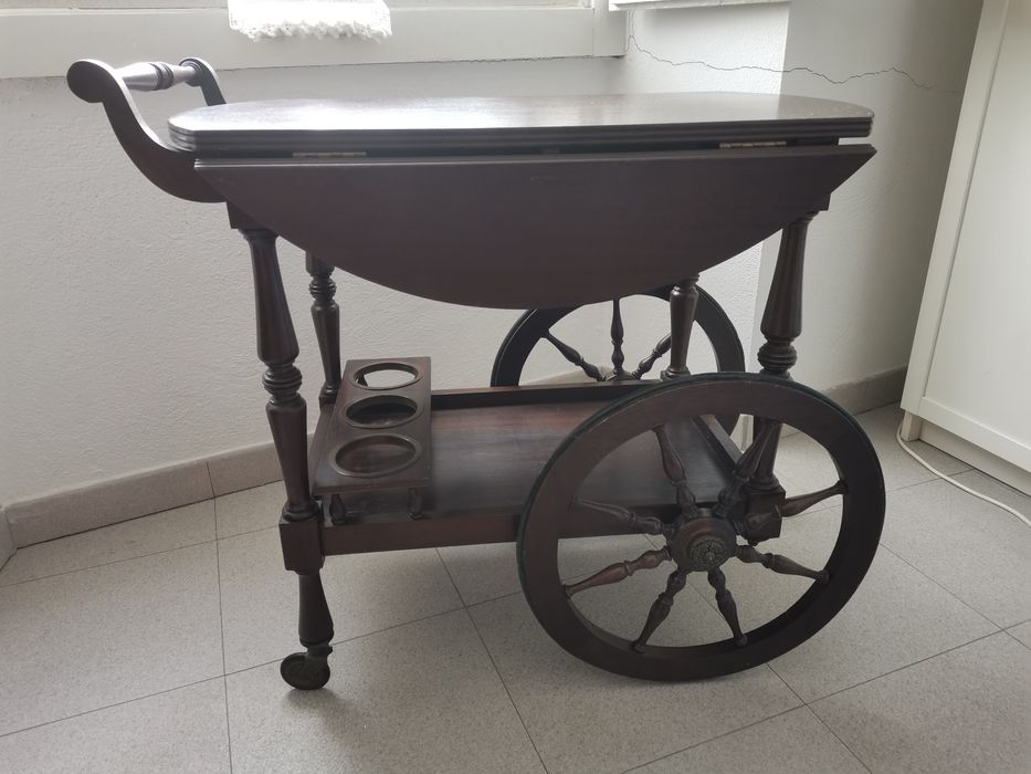 Carrinho de chá vintage em madeira