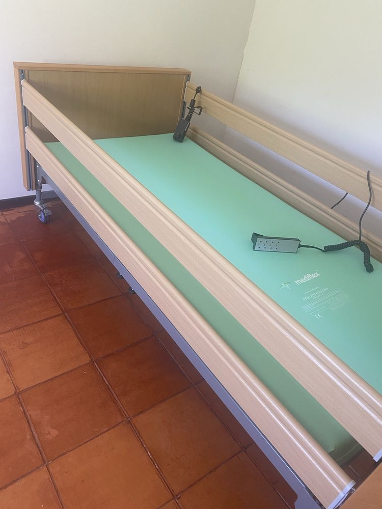 Cama articulada com barras laterais