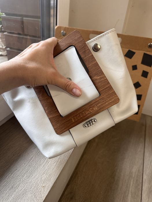 Біла шкіряна сумлчка українського бренду