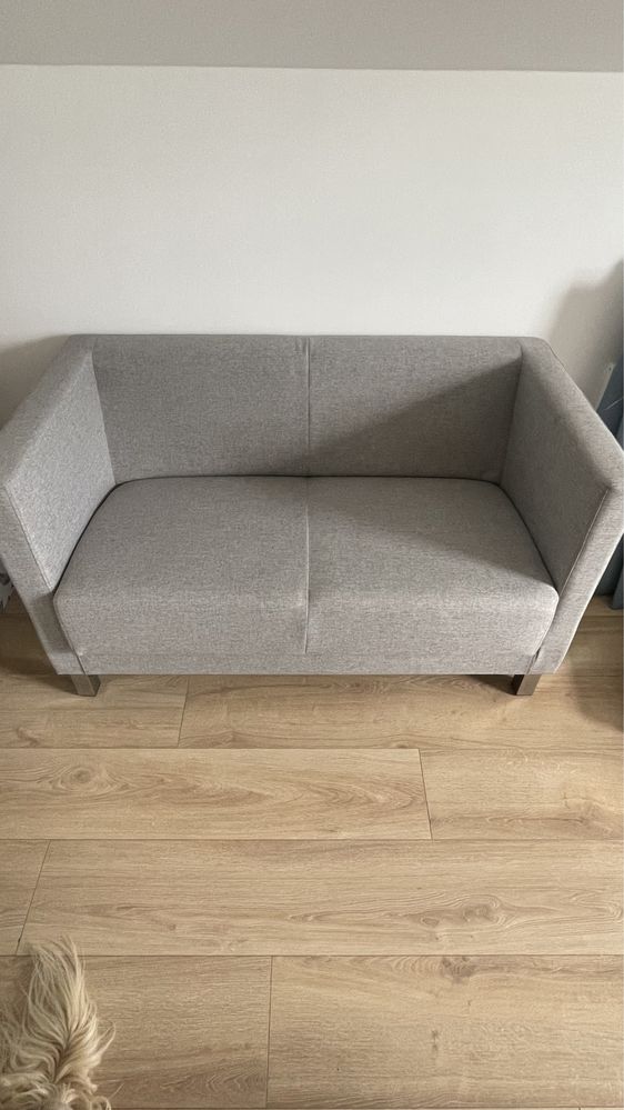 Szara sofa dwuosobowa Profim