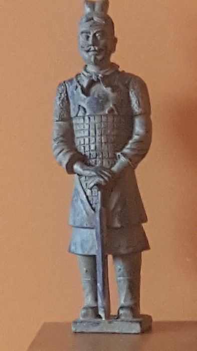 Zjawiskowa dekoracja niezwykła figurka wojownika terakotowa armia