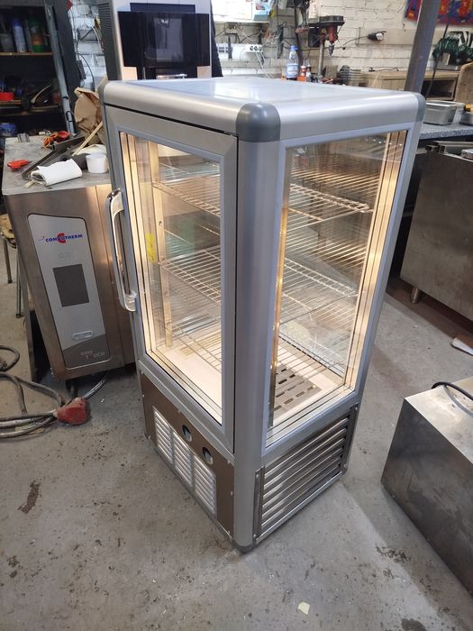 Кондитерська вітрина