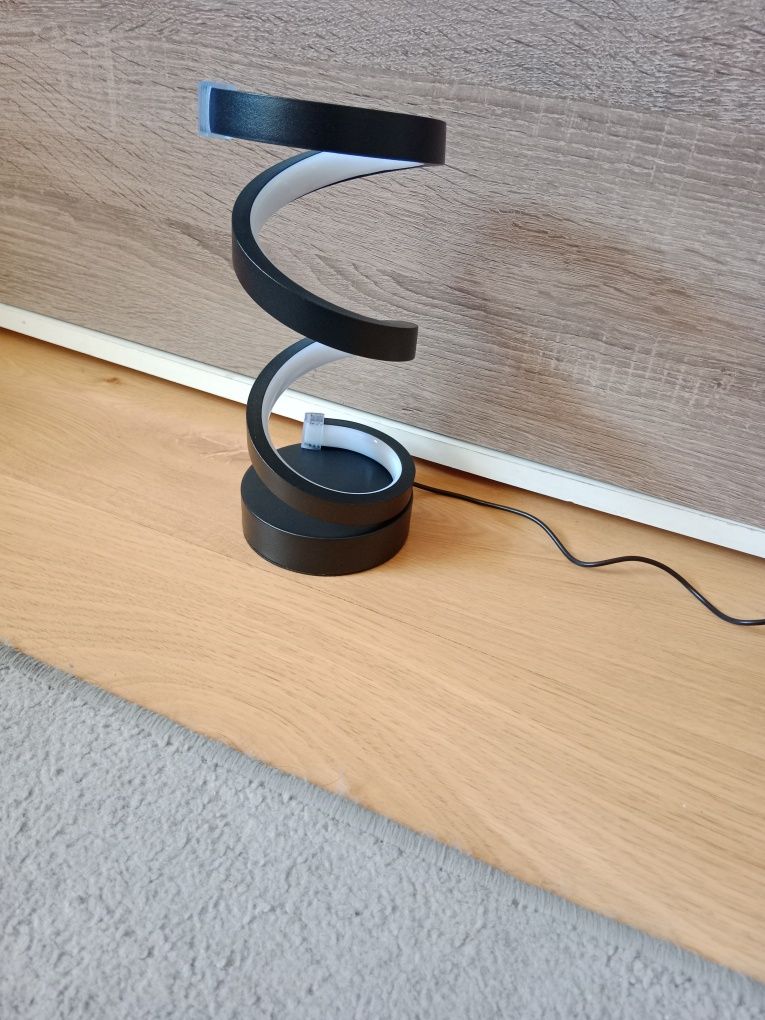 Lampka spirala LED stojąca