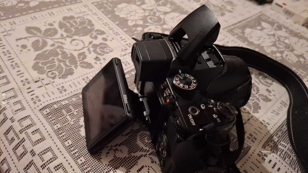 Câmara Nikon Coolpix P500, carregador e duas baterias