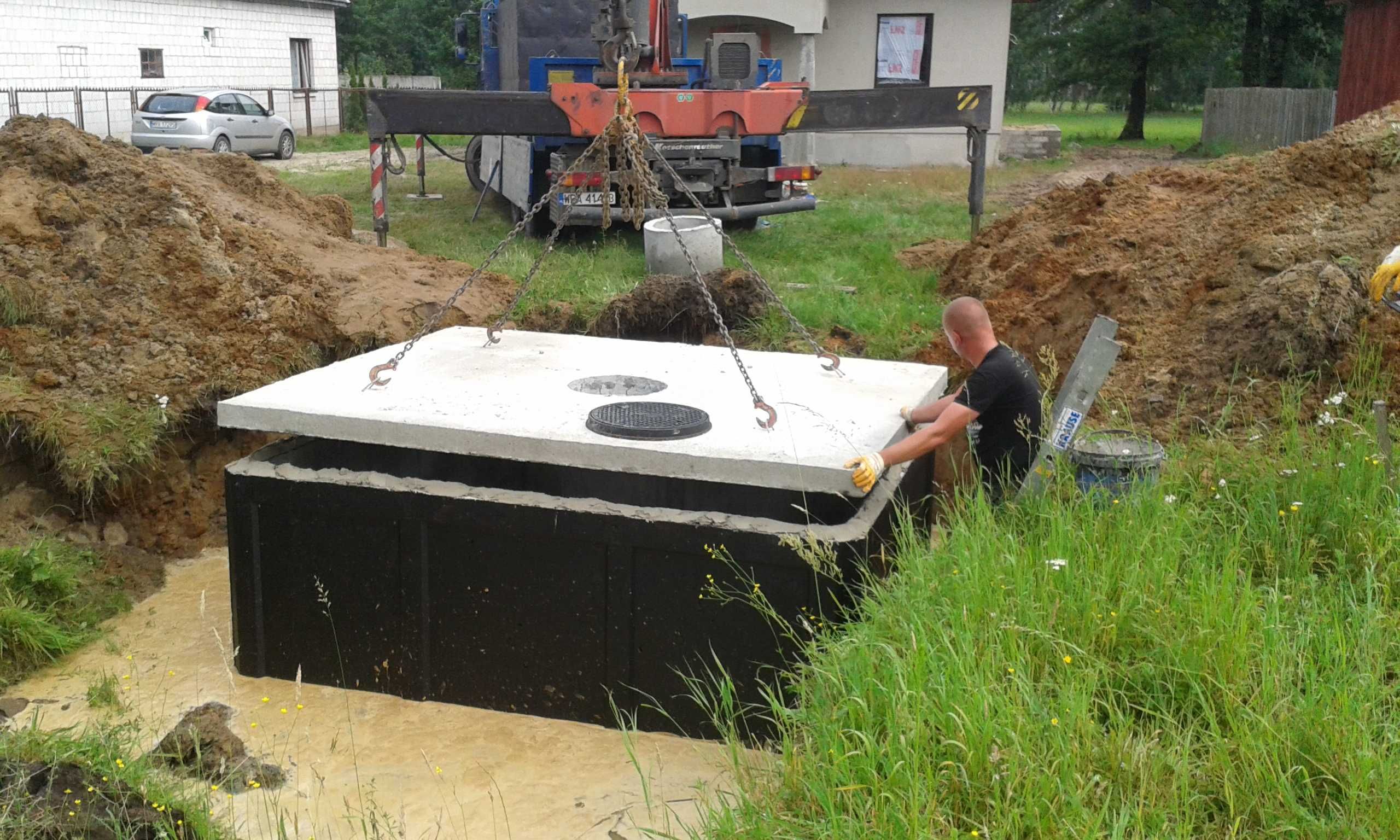 Szambo betonowe zbiornik na wodę opadową z wykopem