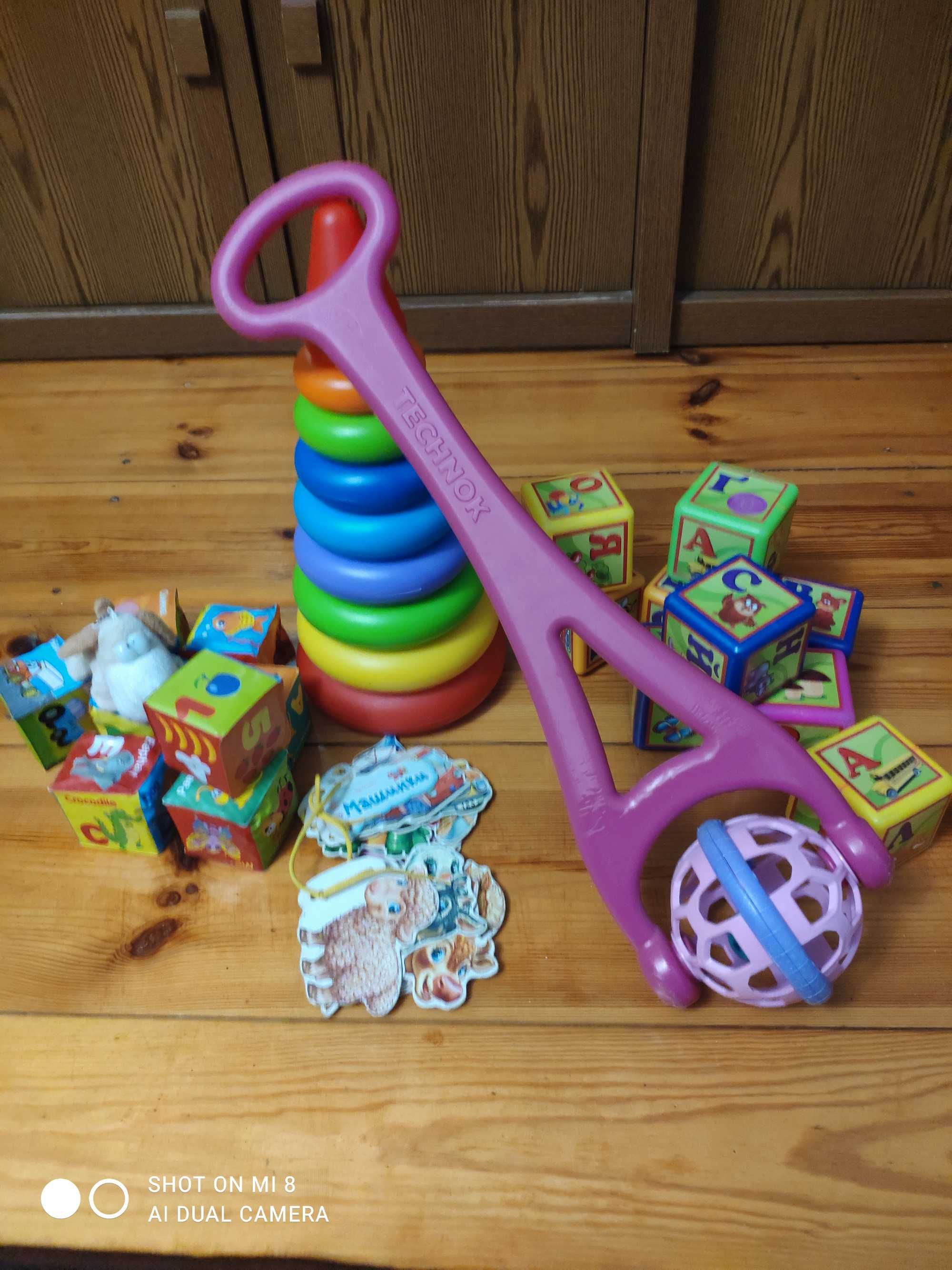 Набір іграшок для розвитку малюка.