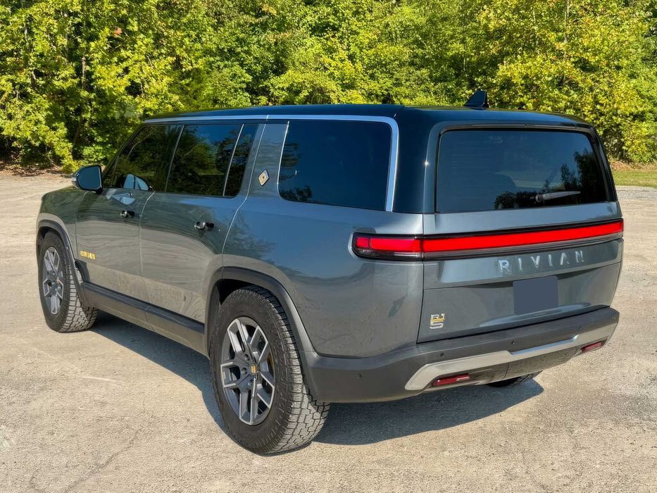 Rivian R1S Adventure      2024