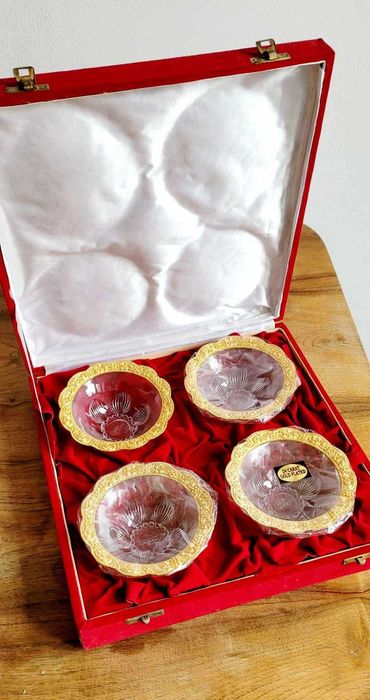 KONFITURÓWKI, 4 szklane miseczki zdobione prawdziwym złotem + futerał