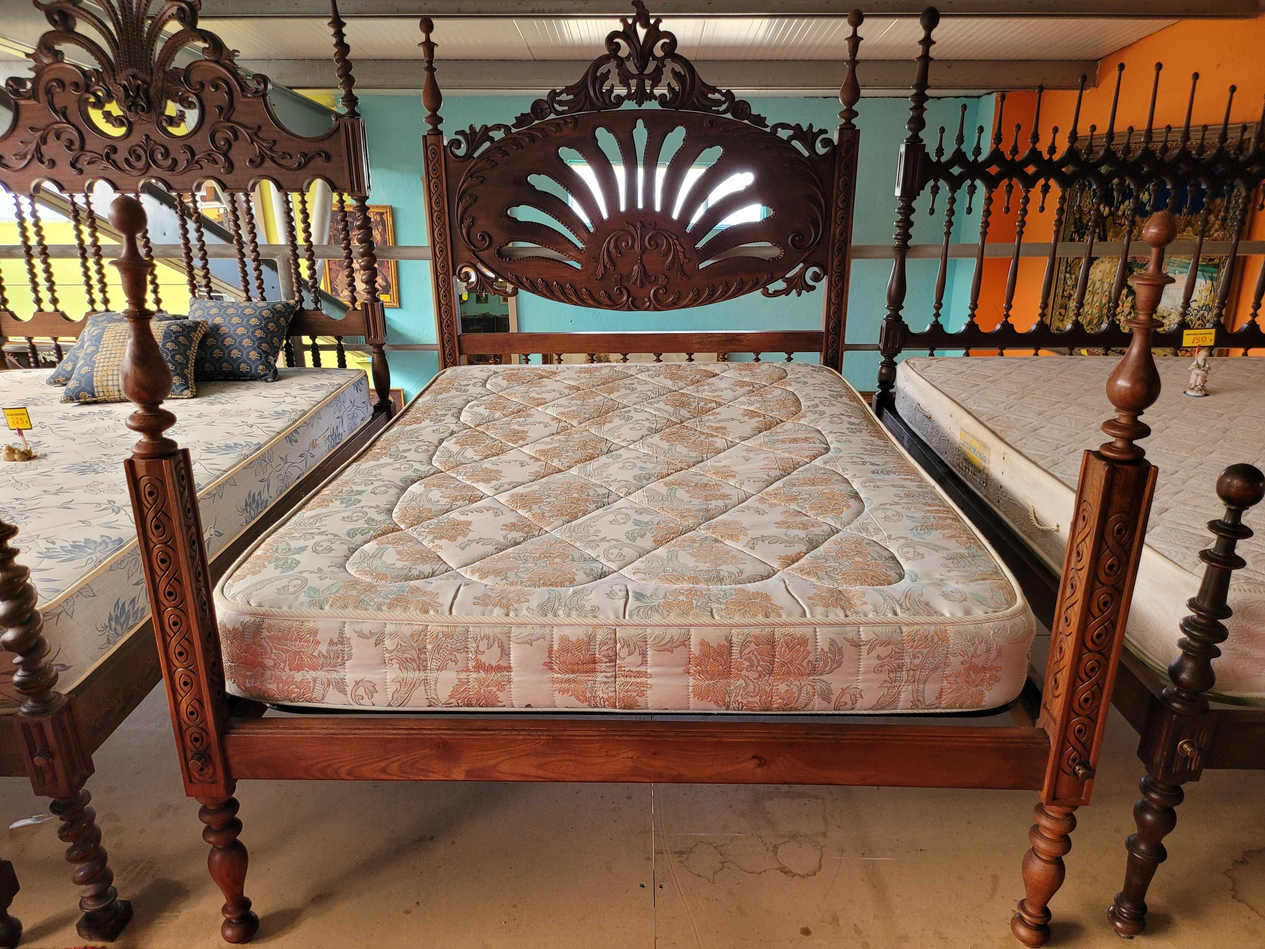 Belíssima cama em madeira maciça com estrado e colchão