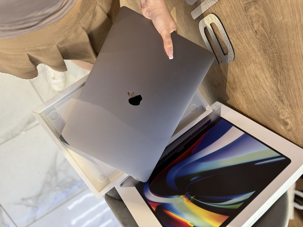 New Apple MacBook Pro 16-inch  i7  16/512GB