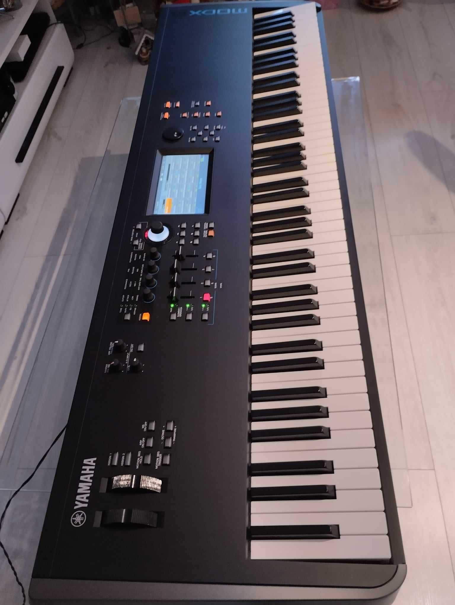 sprzedam yamaha modx 8 w bardzo dobrym stanie.