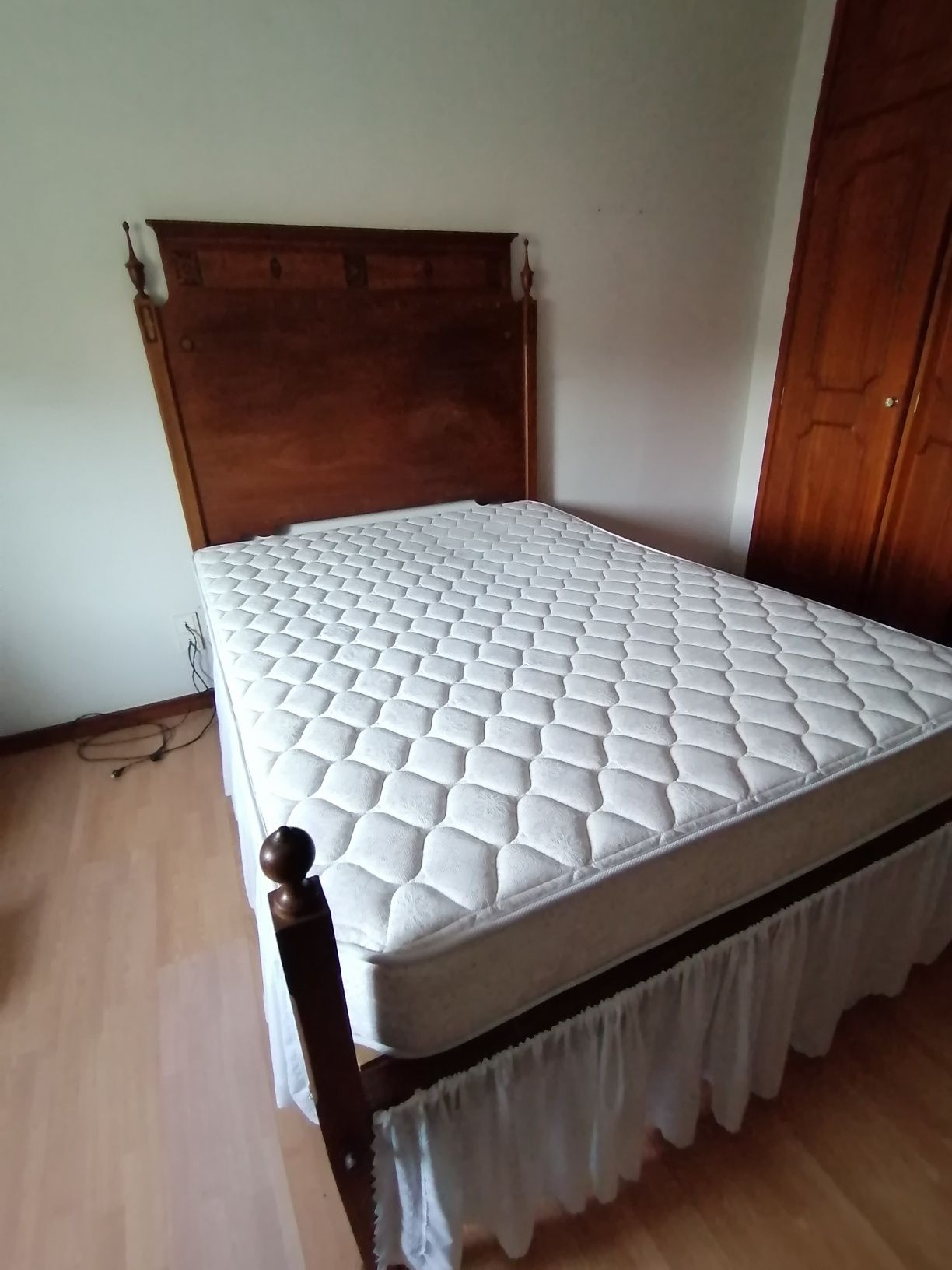 Cama casal D. Maria em excelente estado.