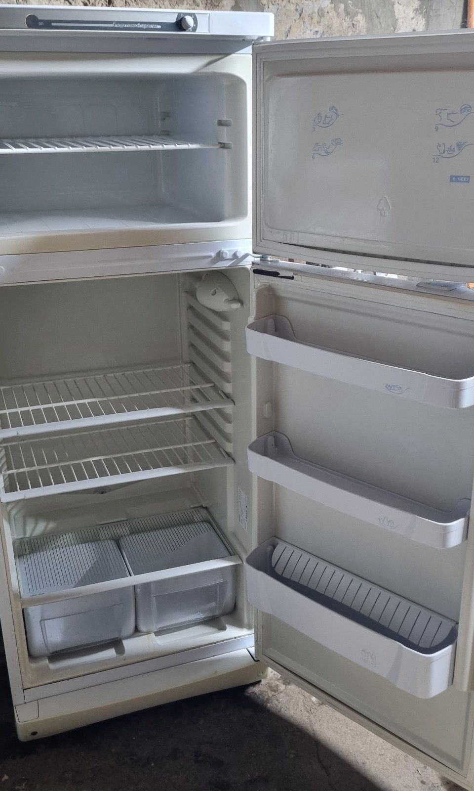 Холодильник  Indesit