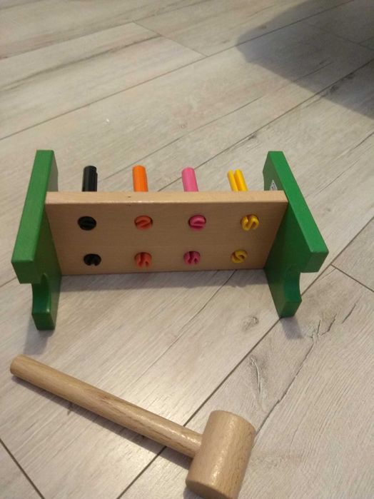 Blok z kołkami i młotkiem