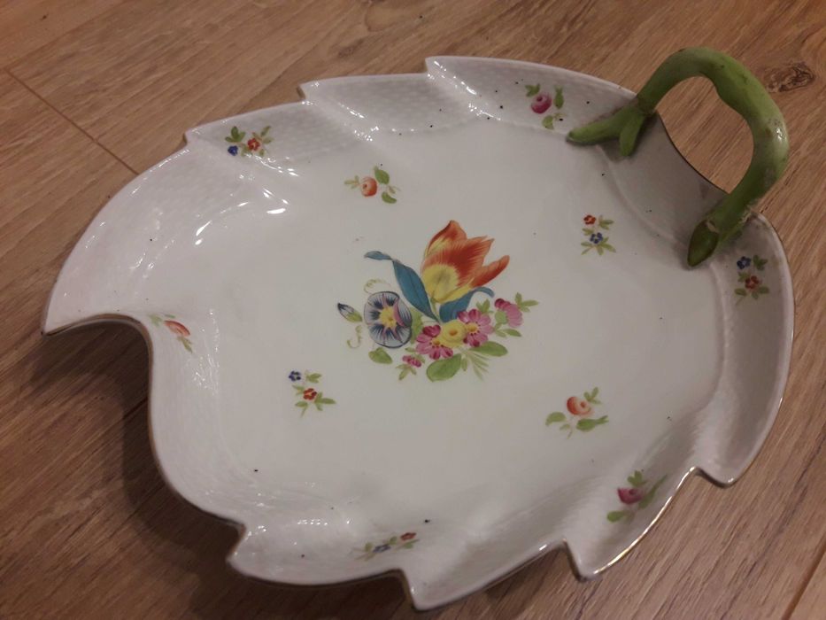 Talerz w kształcie liścia z porcelany HEREND