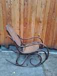 Fotel bujany na biegunach drewniany rattan do renowacji