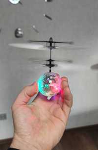 Літаюча куля,дуже цікава іграшка,заряджається шнуром usb.