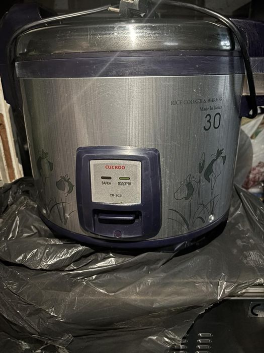 Рисоварки, столи, холодильна вітрина, дивани