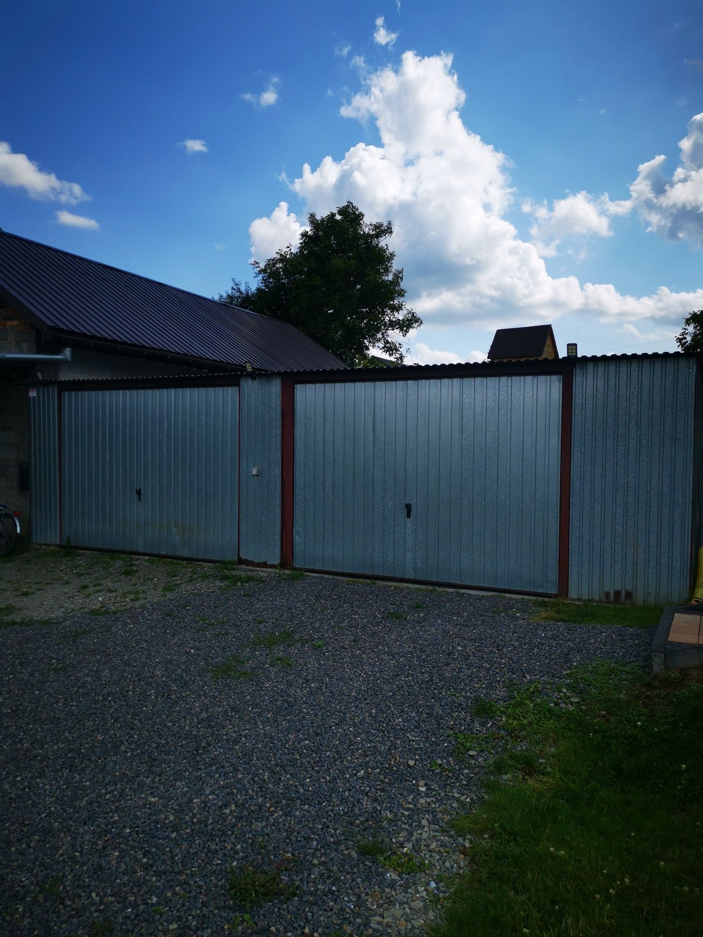 Garaż blaszany 8x5 m – solidna konstrukcja, 2 bramy uchylne, ocynk