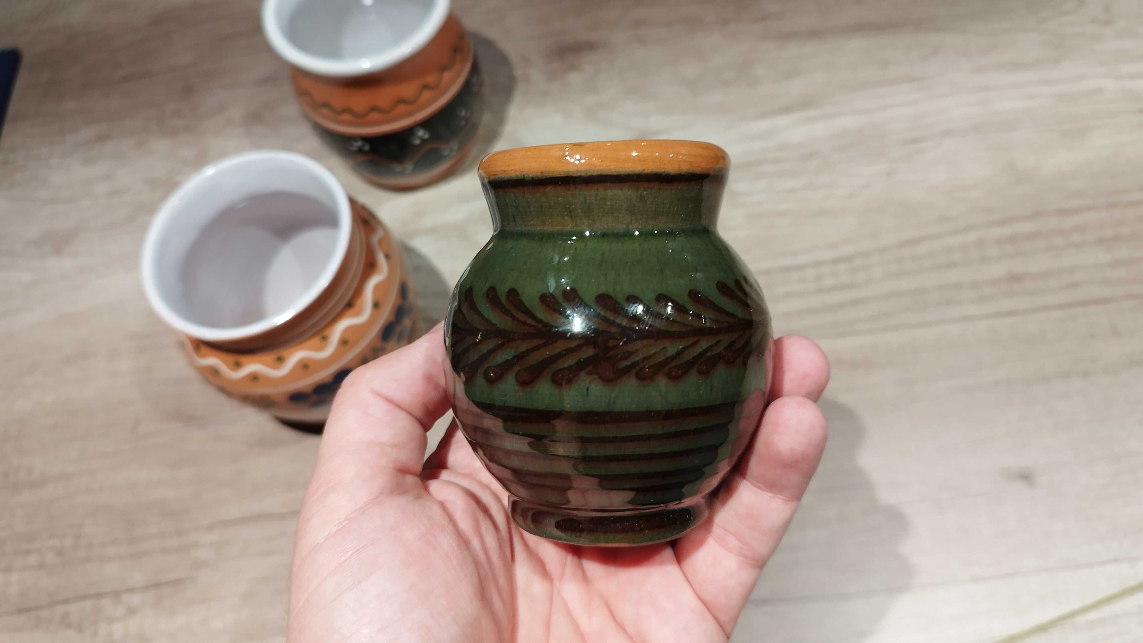 Zestaw trzech ceramicznych dzbanów, PRL