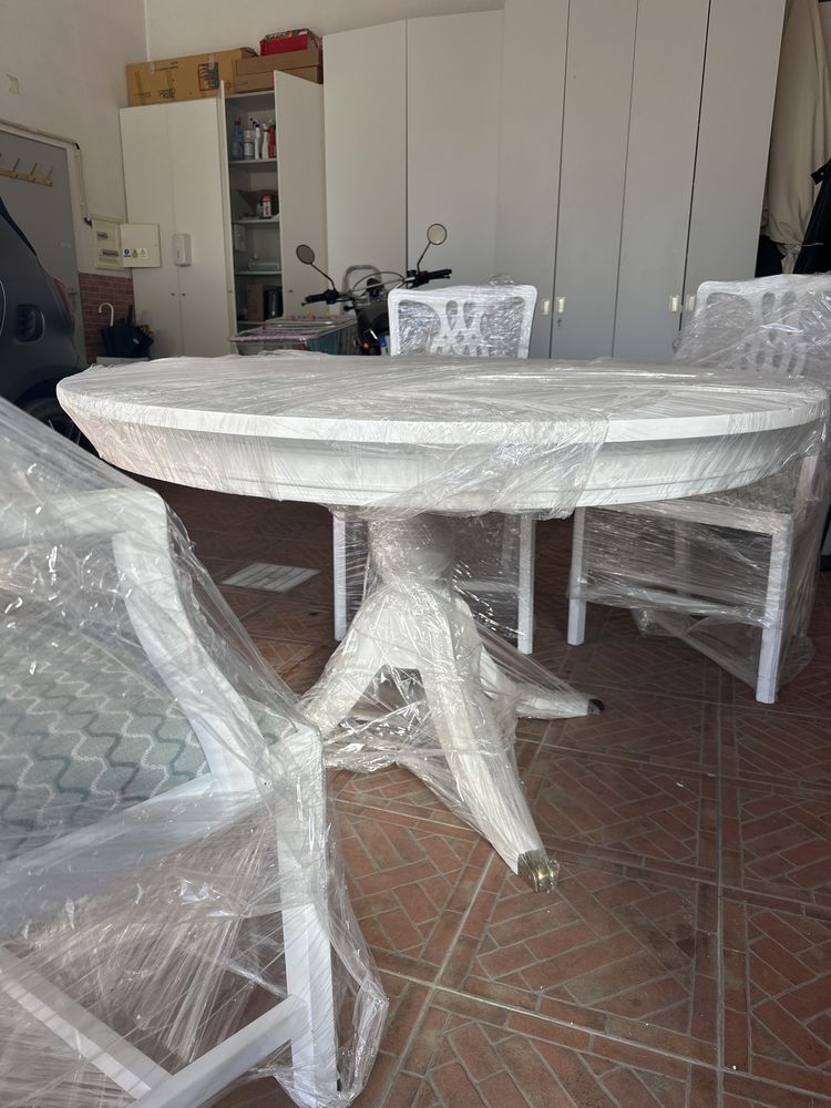 Vendo mesa e quatro cadeiras impecaveis