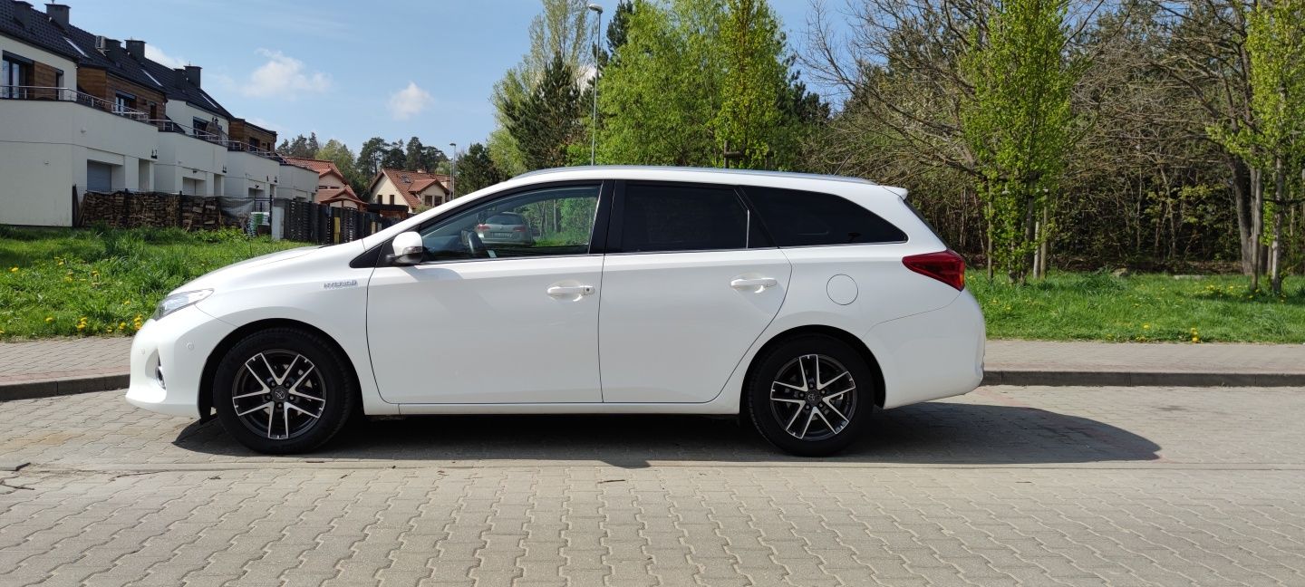 Toyota Auris hybrid 1.8 HSE