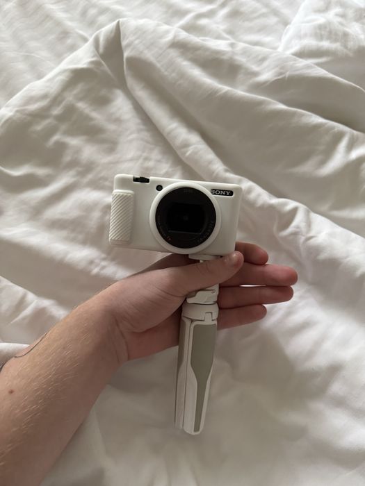 Sony ZV-1 m2 + повний набір аксесуарів (штатив, спалах, чохол)