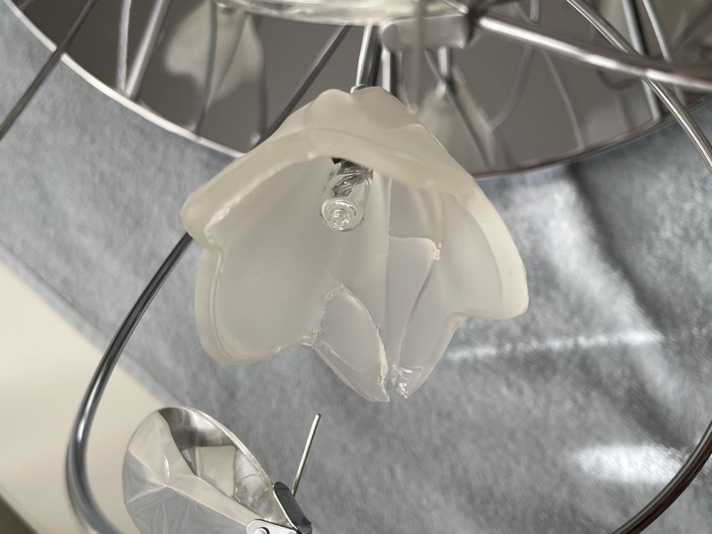 Lampa sufitowa srebrna glamour w białe kwiaty