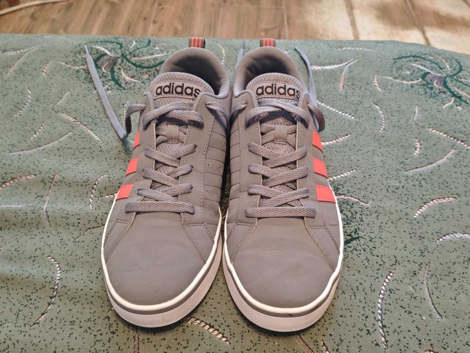 Кроссовки Adidas (оригинал) фирменные размер-44 стелька- 28см.