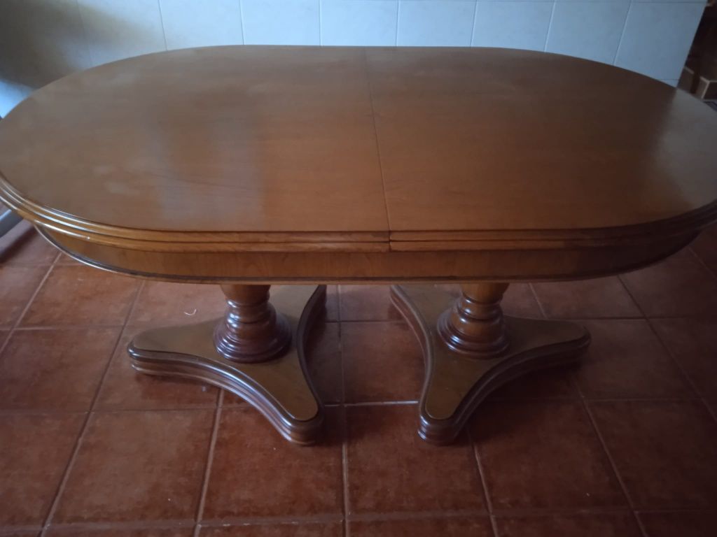 Mesa de jantar em madeira maciça