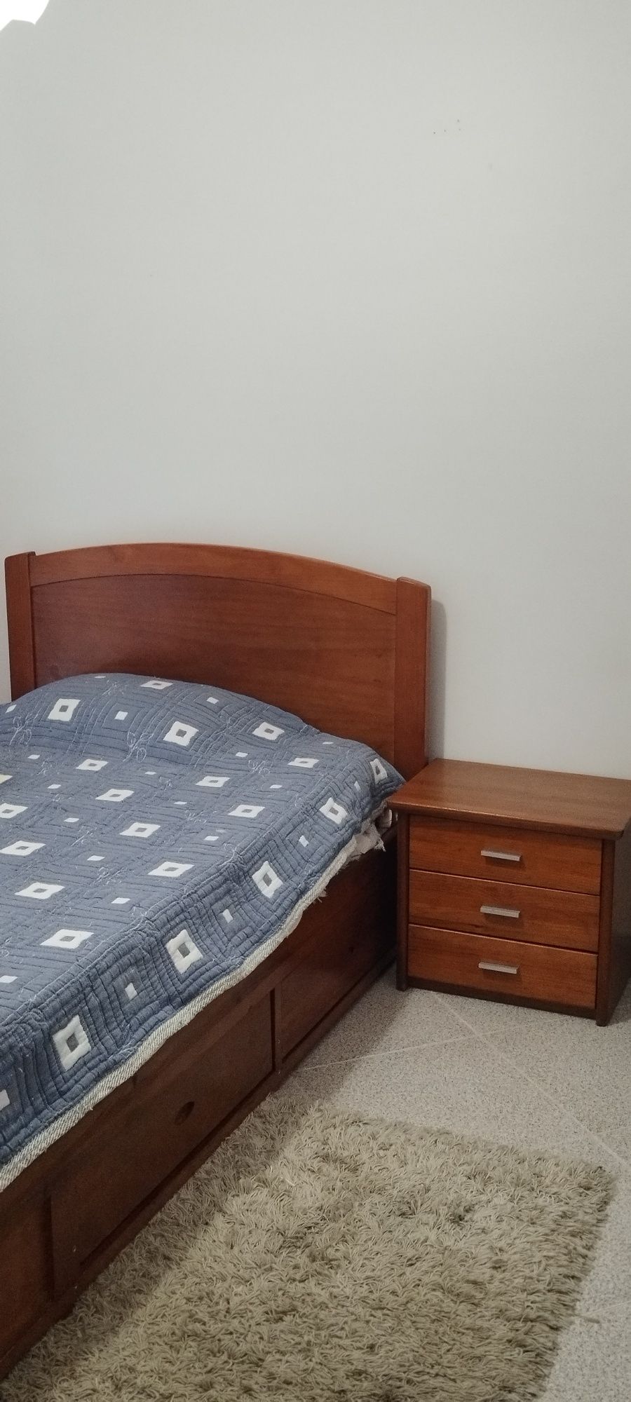 cama solteiro e mesa de cabeceira