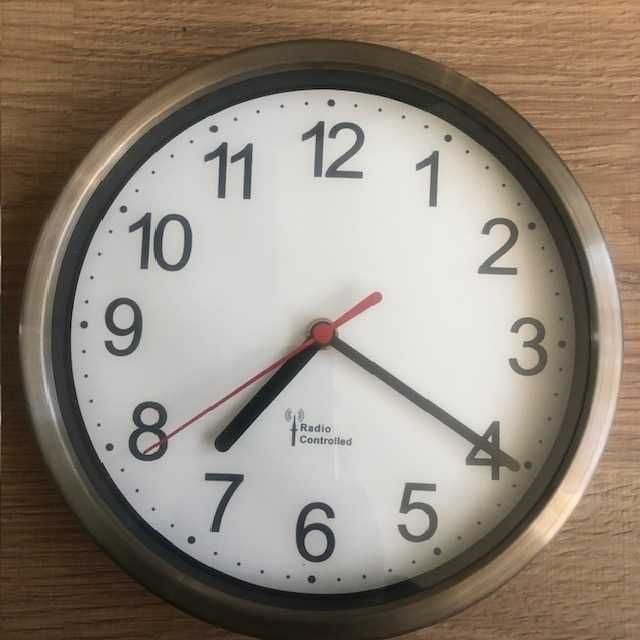 Zegar ścienny sterowany radiowo