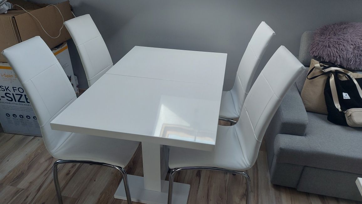 Biały rozkladany stół