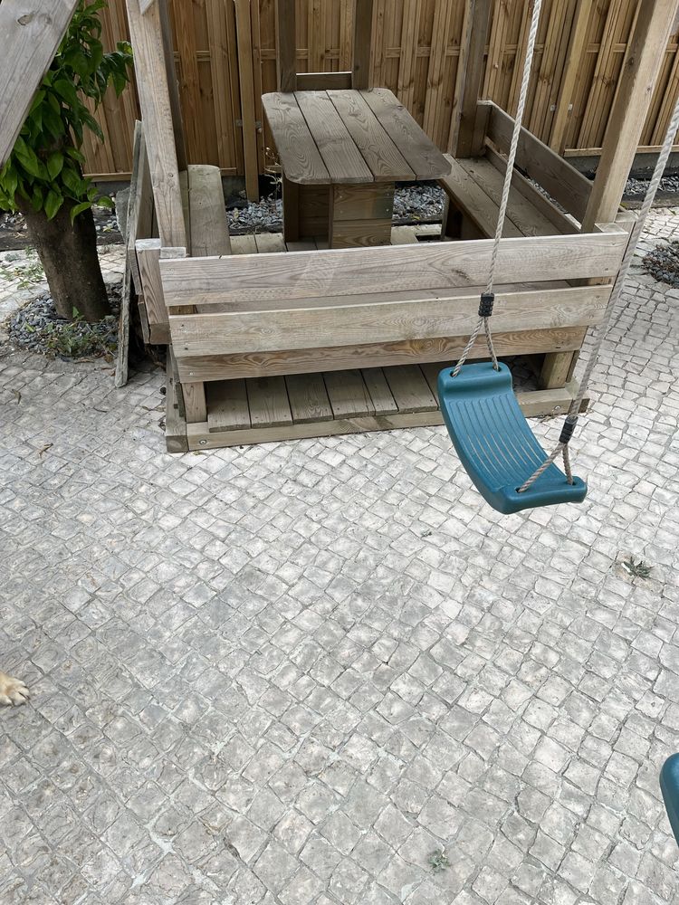 Casa de madeira ou casa de arvore com escorrega e baloicos