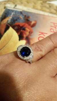 Stary srebrny pierścionek z niebieskim oczkiem i cyrkonie Swarovski