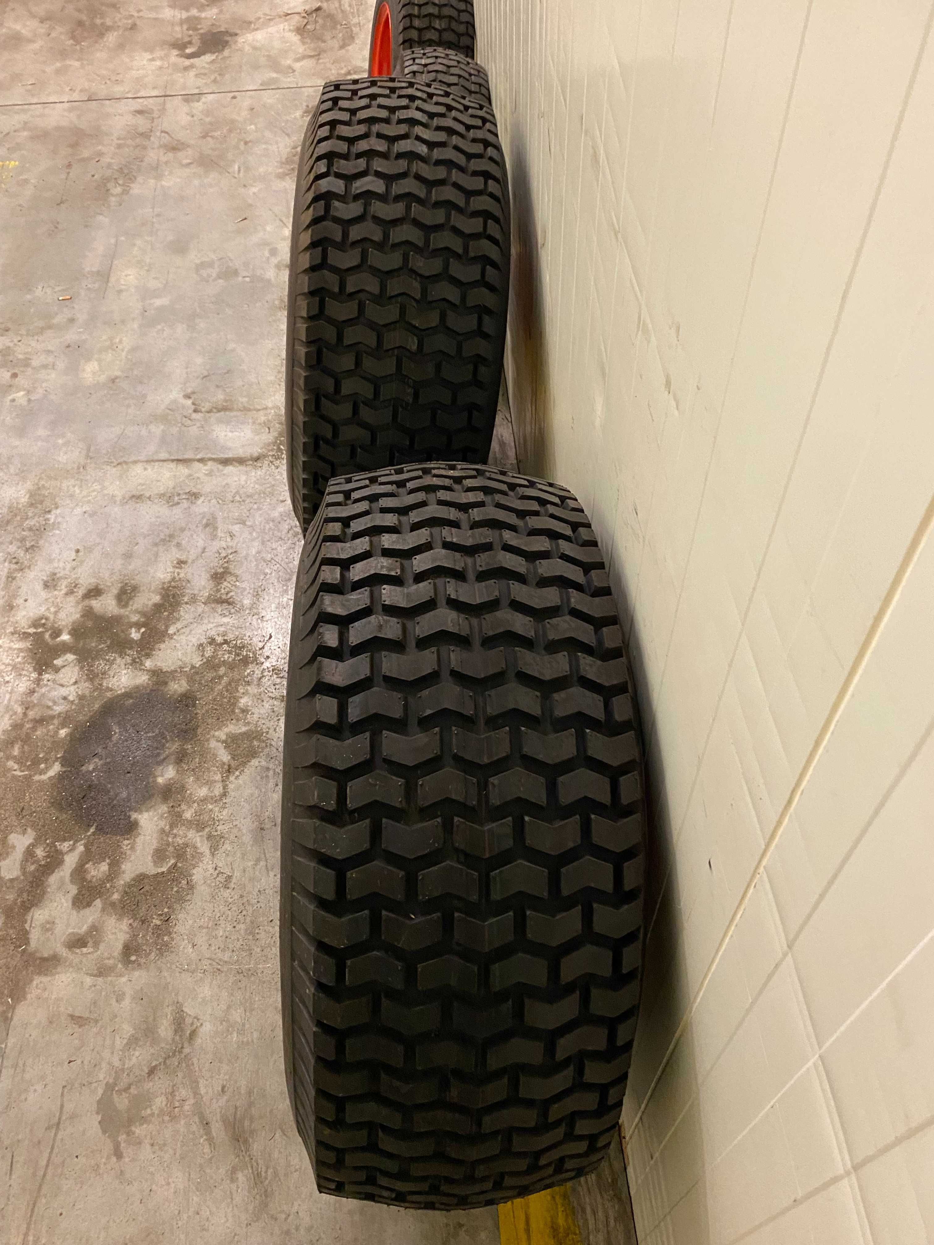 Felgi z oponami trawiastymi (G17) 2x33/12.50/15 i 2x23/8.50/12 Kioti