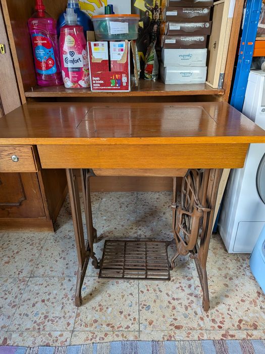 Máquina de Costura Marca SINGER