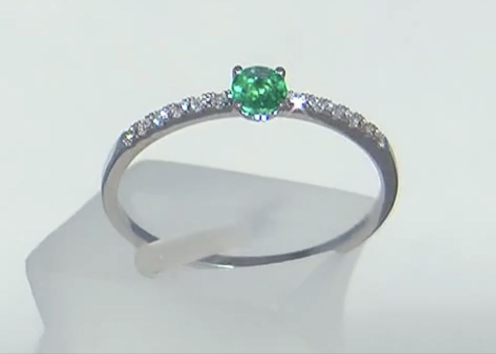 Нежное  золотое кольцо с изумрудом и бриллиантами