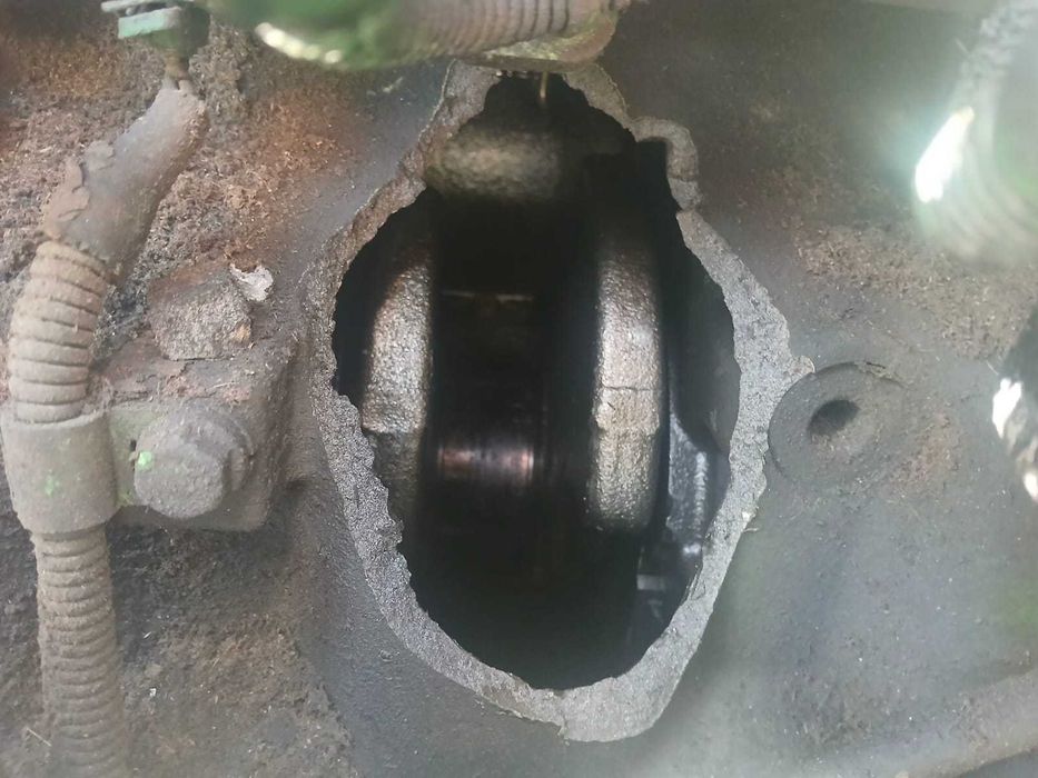 Ciągnik John Deere 6195R uszkodzony