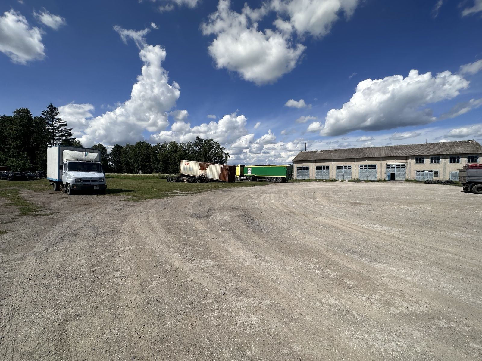 Продаються виробничо-складські приміщення з ділянкою 2,12га.