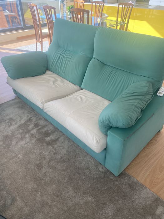 Dois sofas em tom verde agua e branco