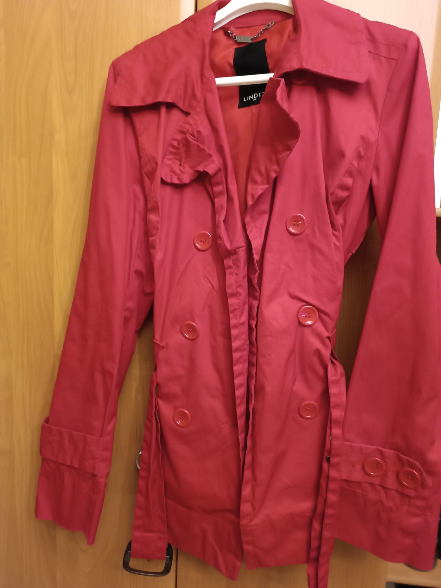 Czerwony płaszcz firmy Lindex