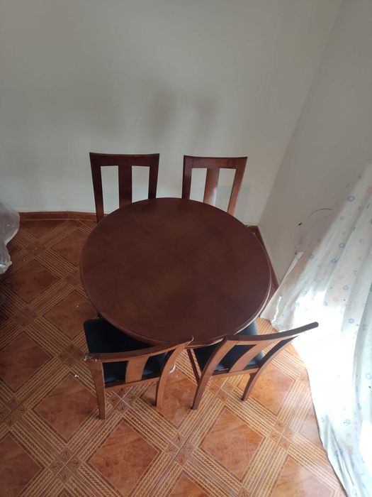 Mesa de sala madeira maciça+ 4 cadeiras