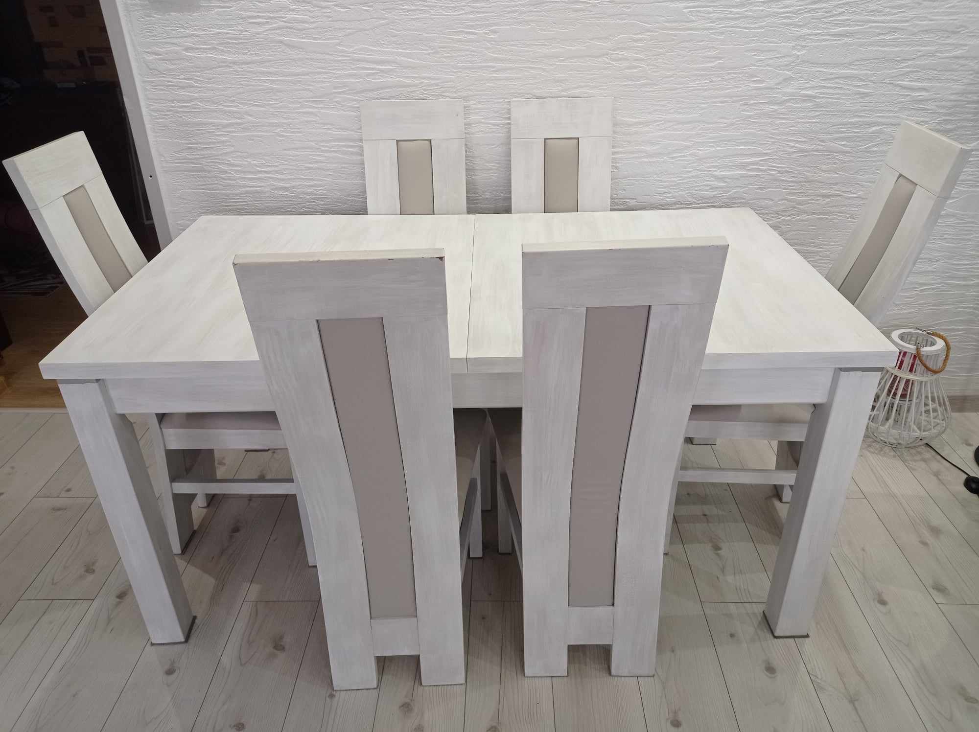 Stół z krzesłami.