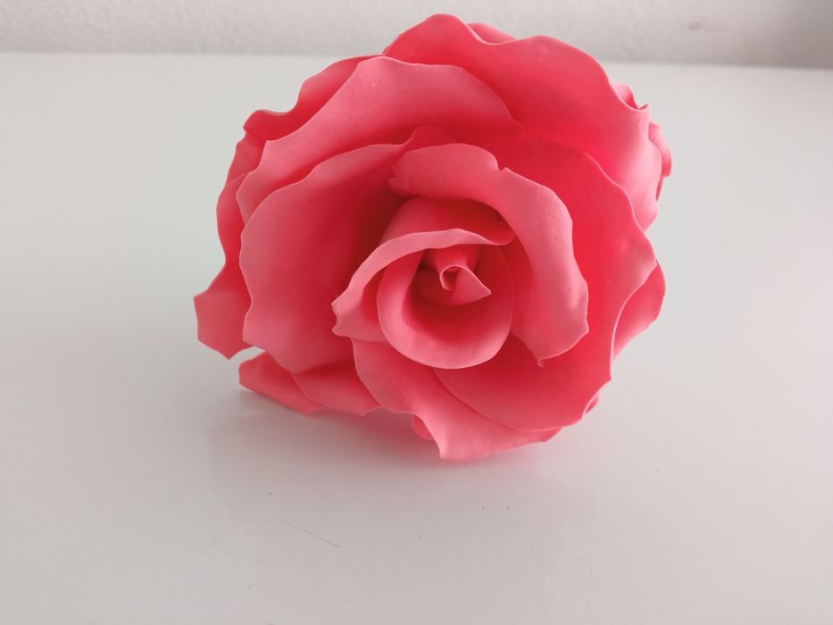 3 rosas - 2 em branco-pérola e 1 em rosa