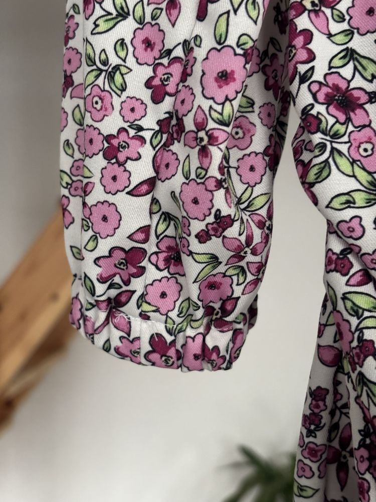 sukienka midi z bufiastymi ramionami w drobne różowe kwiatki sakura
