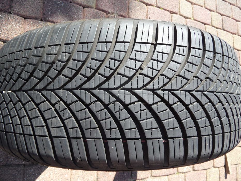 Opona Pojedyncza Całoroczna 225/45 R17  Goodyear