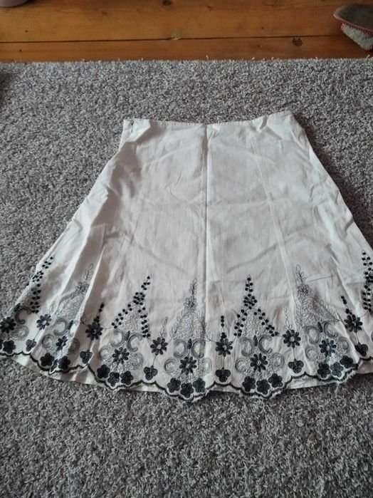 Spódnica biała w czarne kwiaty
